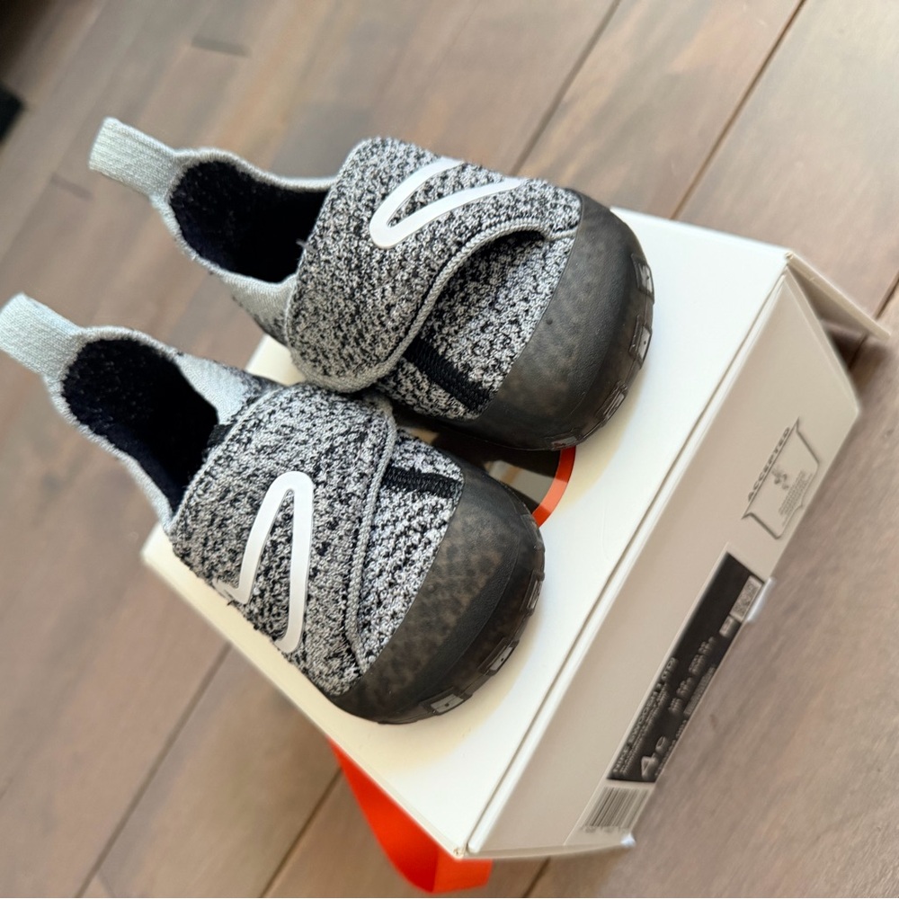 Baby Nike swoosh 1 gray and black